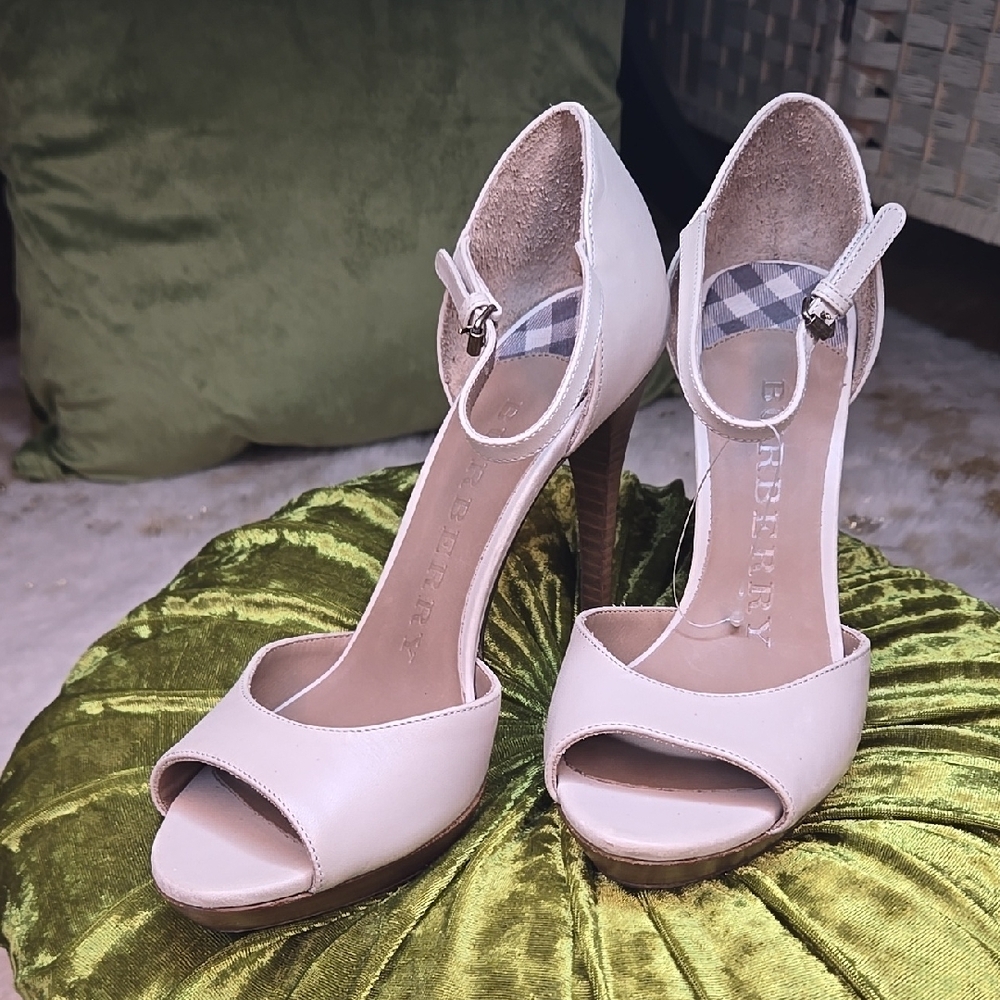 Burberry Women's Heels Size 38 1/2. Size 7.5 US. NEW!  Luxury. Designer. - Picture 12 of 14